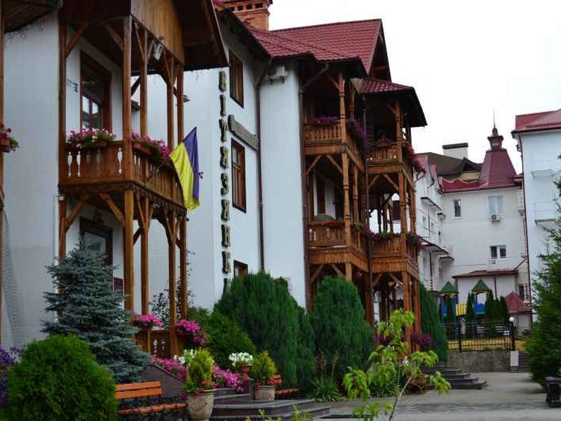 Санаторій Світязянка Трускавець корпус та територія курорту Санаторій Світязянка Трускавець територія комплексу серед зелені