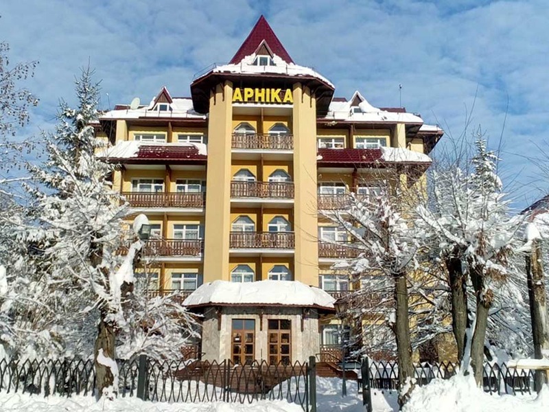 Відпочинок гостей на території Санаторію Арніка в Трускавці Санаторій Арніка в Трускавці прогулянка гостей територією