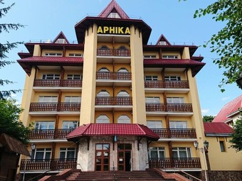 Санаторій Арніка Трускавець головний корпус та територія Санаторій Арніка Трускавець головний корпус та територія