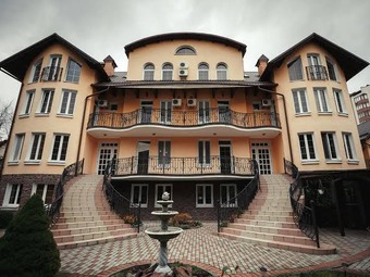 Вілла Марта Трускавець фасад будівлі та територія