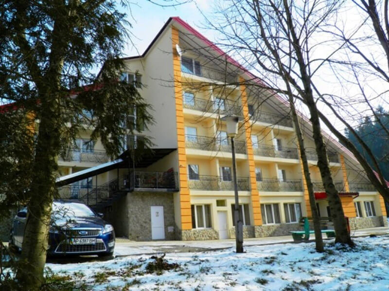 Територія Санаторію Стожари Східниця біля карпатського лісу